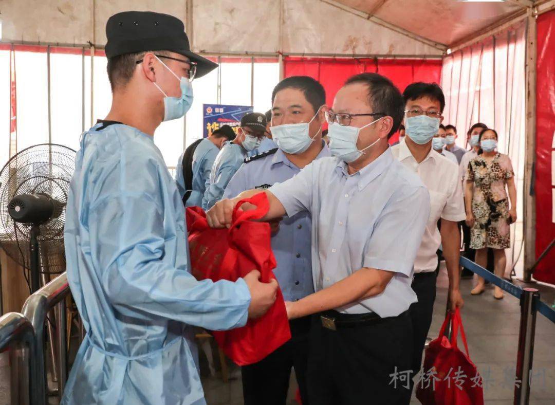 beat·365-
赵如浪调研防疫“守小门”事情   探望慰问一线事情人员(图5)